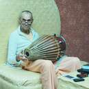 Гуру-Махарадж играет на мриданге