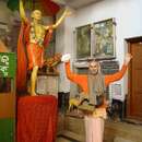 Шри Шримад Мурали Мохан Махарадж возле мурти Шри Чайтаньи в Шри Джаганатха-пури